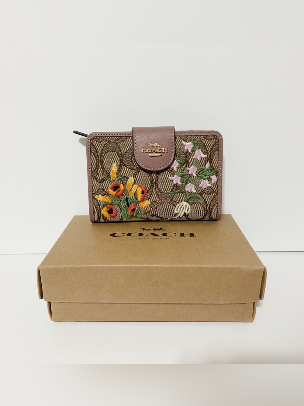 🌸 COACH  Medium Corner Zip Wallet In Signature Jacquard Floral Embroidery
